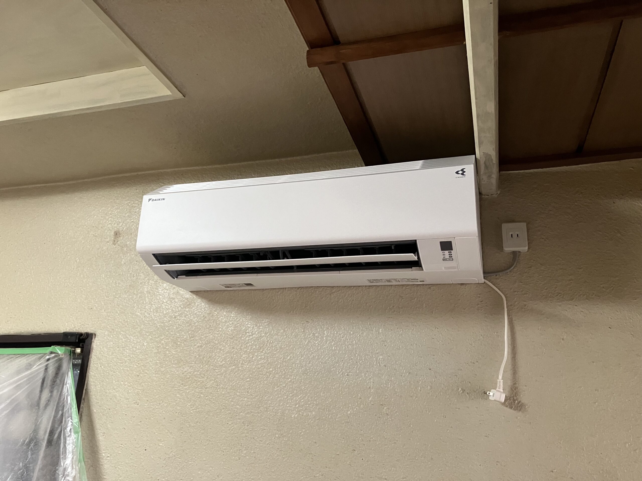 松原市にてエアコン取付。既存分電盤は漏電ブレーカーがないため、安全面を考えると分電盤の交換も。