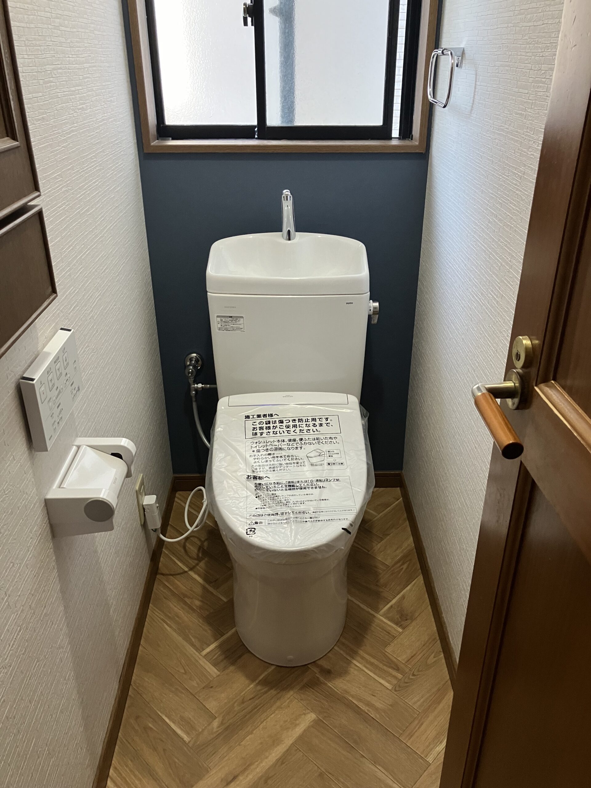羽曳野市でトイレリフォーム！古くなったトイレをTOTO製品に交換し、壁クロス・床もきれいに一新