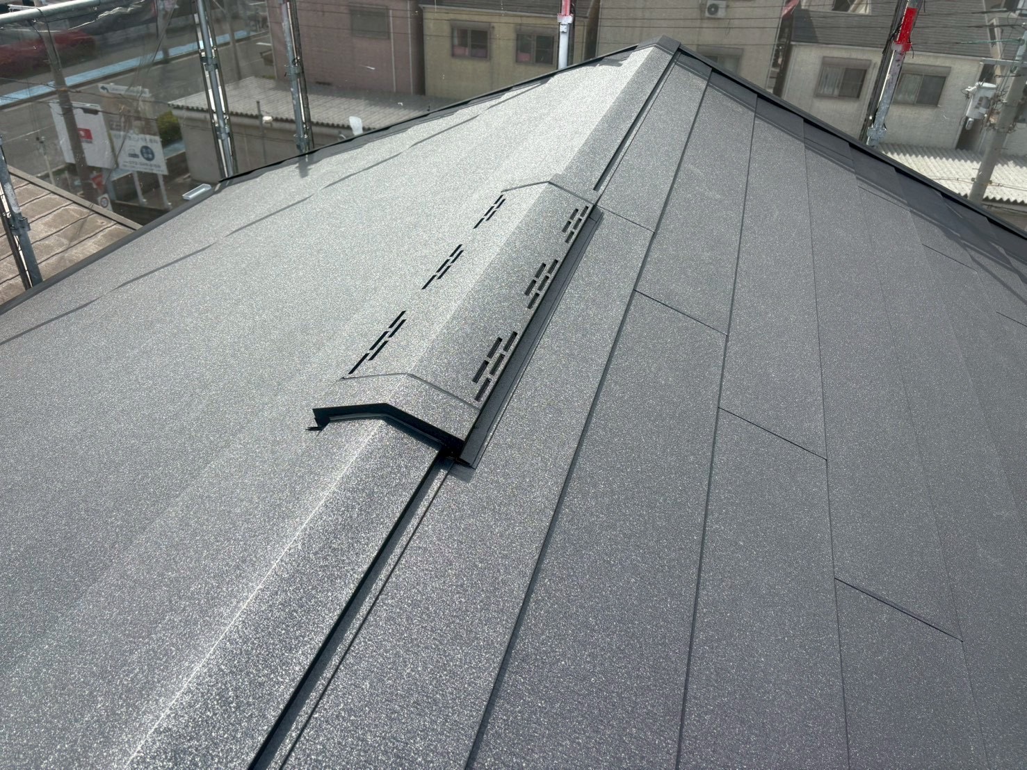 松原市で雨漏りが心配な屋根を点検、スーパーガルテクトによる屋根カバー工法をご提案しました